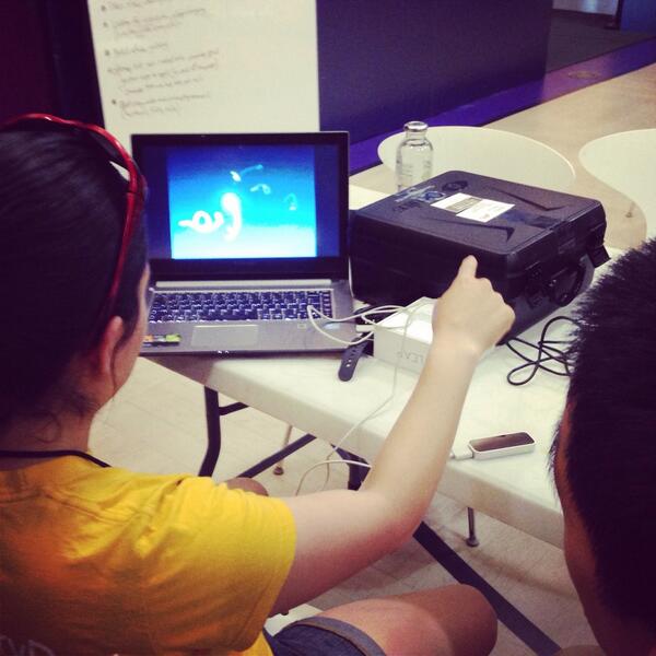Playing @LeapMotion at @BurbankGames #nerdgasm http://t.co/YcBOaW4Gu5